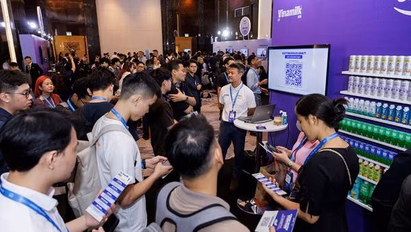 Gian hàng Vinamilk thu hút sự quan tâm của nhiều khách tham dự tại sự kiện AWS Cloud Day Việt Nam 2025. (Ảnh: AWS)