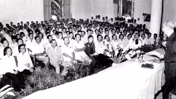 Chủ tịch Hồ Chí Minh với các nhà báo tại Đại hội III, Hội Nhà báo Việt Nam, năm 1962. Nguồn: Bảo tàng Báo chí Việt Nam
