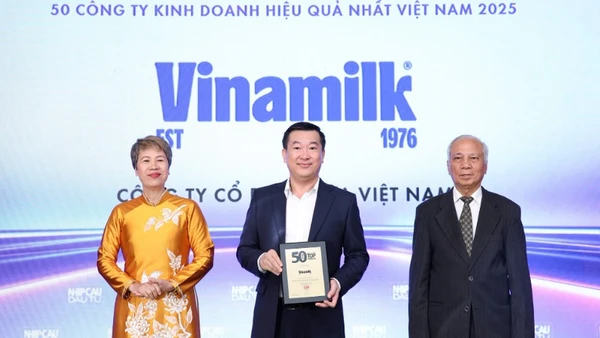 Tuổi Trẻ Evnhcmc Triển Khai Các Công Trình Gắn Với Chuyển Đổi Số, An Sinh Xã Hội Đại Diện Vinamilk - Ông Đỗ Thanh Tuấn, Giám Đốc Đối Ngoại Nhận Vinh Danh Top 50 Công Ty Kinh Doanh Hiệu Quả Nhất Việt Nam 2025. (Ảnh: Nguyễn Hoàng)