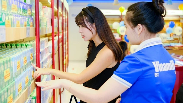 Vinamilk tăng trưởng doanh thu quý 3 tại thị trường trong nước nhờ tăng độ phủ cửa hàng, sản phẩm mới và đa dạng cách tiếp cận người tiêu dùng. (Ảnh: Vi Nam)