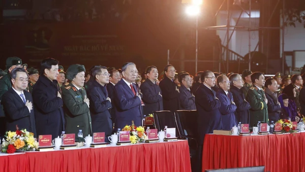 Tổng Bí thư Tô Lâm, các đồng chí lãnh đạo, nguyên lãnh đạo Đảng, Nhà nước tưởng nhớ đến Chủ tịch Hồ Chí Minh. (Ảnh: Thống Nhất/TTXVN)