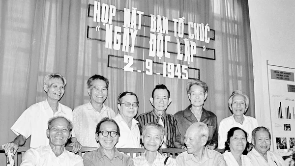 Ban Tổ chức “Ngày Độc lập”, họp mặt ngày 28/8/1995 tại số 47 Hàng Quạt (Hà Nội). (Ảnh: NGUYỄN ĐÌNH TOÁN)