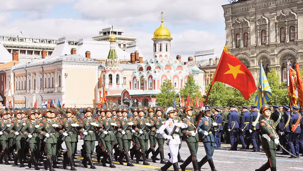 Khối đội hình Quân đội nhân dân Việt Nam diễu binh tại Quảng trường Đỏ. (Ảnh: AP)