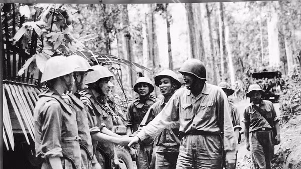 Tư lệnh Đồng Sỹ Nguyên động viên các chiến sĩ lái xe Tiểu đoàn xe 101 tại trọng điểm Văng Mu.