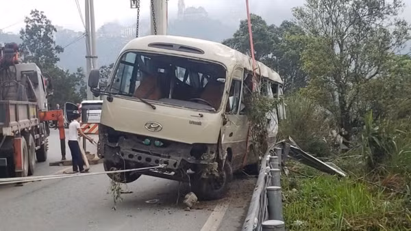 Hình ảnh chiếc xe bị tai nạn được cẩu lên mặt đường.