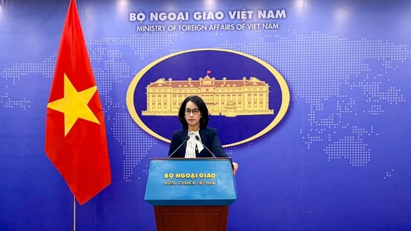 Người phát ngôn Bộ Ngoại giao trả lời câu hỏi của phóng viên tại buổi họp báo. 