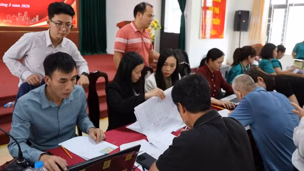 Người dân xã Tam Hưng nhận chi trả tiền bồi thường, hỗ trợ cho dự án Khu đô thị thể thao Olympic.