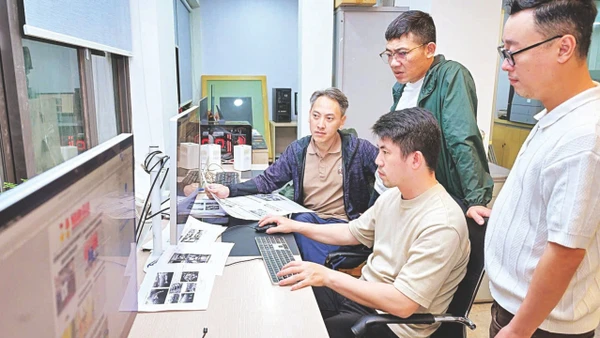 Kíp trực của Ban Thư ký-Biên tập thực hiện xuất bản Báo Nhân Dân hằng ngày. (Ảnh: BẢO LONG)