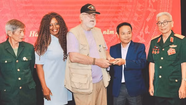 Báo Nhân Dân tổ chức gặp gỡ và tiếp nhận kỷ vật liệt sĩ từ các cựu binh Mỹ.