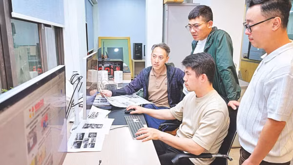 Kíp trực của Ban Thư ký-Biên tập thực hiện xuất bản Báo Nhân Dân hằng ngày. (Ảnh: BẢO LONG)