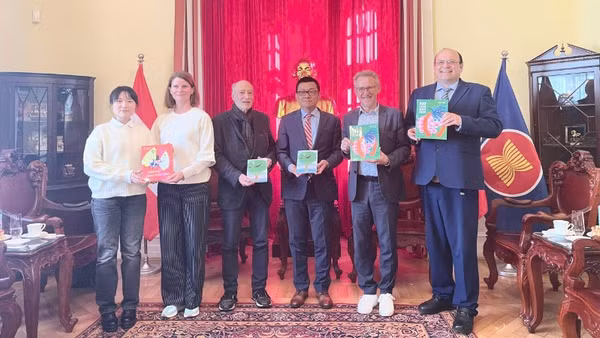 Đại sứ Việt Nam tại Áo Vũ Lê Thái Hoàng chụp ảnh lưu niệm với gia đình của nhà văn thiếu nhi nổi tiếng người Áo, bà Mira Lobe.