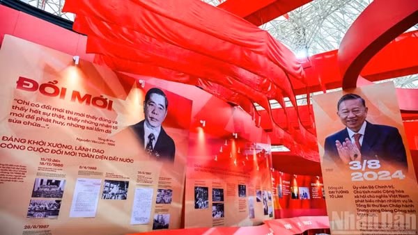 Hình ảnh tại Triển lãm “95 năm Cờ Đảng soi đường” tại Trung tâm Hội chợ Triển lãm Quốc gia (Đông Anh, Hà Nội), tháng 8/2025. (Ảnh: THÀNH ĐẠT)