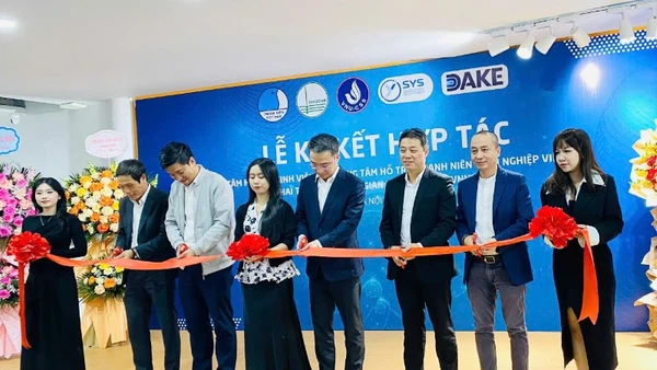 Các đại biểu cắt băng khai trương “Không gian sáng tạo trẻ” tại Đại học Quốc gia Hà Nội.