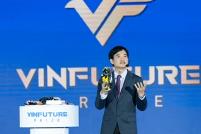 Giáo sư Raymond Kai-yu Tong giới thiệu sản phẩm “Bàn tay Hy vọng” (Hand of Hope).