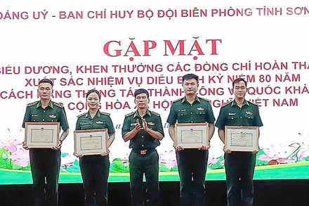 Đại tá Vũ Đức Tú, Phó Chính ủy Ban Chỉ huy Bộ đội Biên phòng tỉnh phát biểu, biểu dương chúc mừng các đồng chí đã hoàn thành xuất sắc trong thực hiện nhiệm vụ A80.