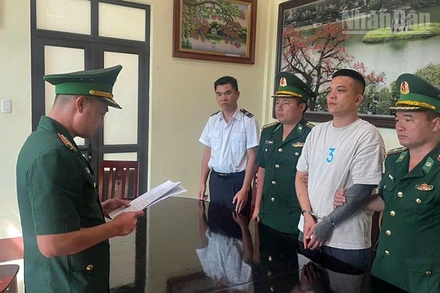 Đối tượng Nguyễn Văn Vinh bị lực lượng chức năng bắt giữ tại Cửa khẩu Quốc tế Lóng Sập, tỉnh Sơn La.