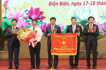 Đồng chí Trần Văn Sơn, Bộ trưởng, Chủ nhiệm Văn phòng Chính phủ trao Cờ thi đua của Thủ tướng Chính phủ cho tỉnh Điện Biên.
