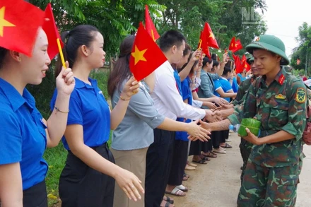 Cán bộ, chiến sĩ bịn rịn chia tay bà con nhân dân để hành quân về đơn vị.