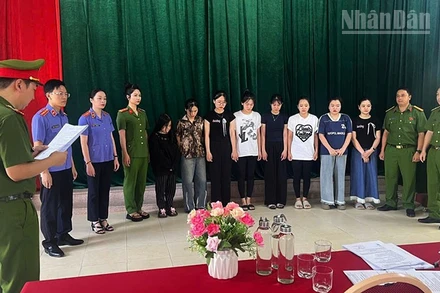 Cơ quan Cảnh sát điều tra, Công an tỉnh Sơn La phối hợp cùng Viện kiểm sát nhân dân khu vực 1 thi hành lệnh bắt bị can để tạm giam với các đối tượng. (Ảnh: VIỆN KIỂM SÁT NHÂN DÂN KHU VỰC 1)