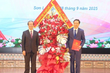 Đồng chí Nguyễn Kim Sơn, Ủy viên Trung ương Đảng, Bộ trưởng Giáo dục và Đào tạo trao quyết định và tặng hoa chúc mừng tân Hiệu trưởng Trường đại học Tây Bắc.