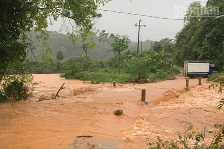 Cầu tại bản Nà Chá, xã Tô Múa, nước chảy xiết khiến giao thông đi lại khó khăn. (Ảnh: Người dân cung cấp)