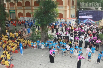 Các nghệ nhân trình diễn vũ điệu kết đoàn và vòng xòe đoàn kết với sự tham gia của các câu lạc bộ dân tộc Thái, du khách, người dân và học sinh... 