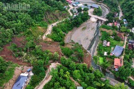 Dưới khu vực vết nứt có 10 hộ dân, với 53 nhân khẩu sinh sống và có nguy cơ sạt trượt.