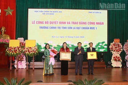 Đồng chí Nguyễn Xuân Thắng trao Bằng công nhận đạt chuẩn mức 1 cho Trường chính trị tỉnh Sơn La.