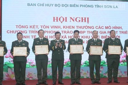 Thiếu tướng Nguyễn Đức Mạnh, Phó Tư lệnh Bộ đội Biên phòng trao Bằng khen cho các tập thể, cá nhân tiêu biểu.