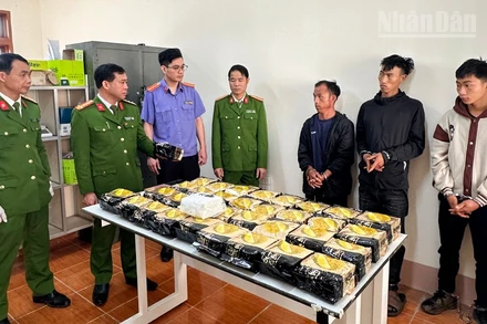 Đại tá Hoàng Vinh Hiển, Phó Giám đốc, Thủ trưởng cơ quan Cảnh sát điều tra, Công an tỉnh Sơn La (thứ 2 từ trái qua) trực tiếp chỉ đạo Ban chuyên án.