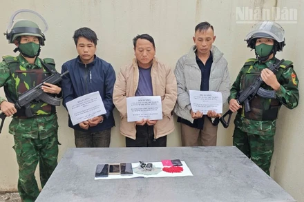 Ba đối tượng Vàng A Chớ, Lò Văn Chiều và Vì Văn En cùng tang vật.