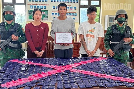 Tổ công tác của Phòng Nghiệp vụ, Ban Chỉ huy Bộ đội Biên phòng tỉnh Sơn La chủ trì phối hợp bắt giữ 3 đối tượng về hành vi vận chuyển trái phép 100.000 viên ma túy tổng hợp.