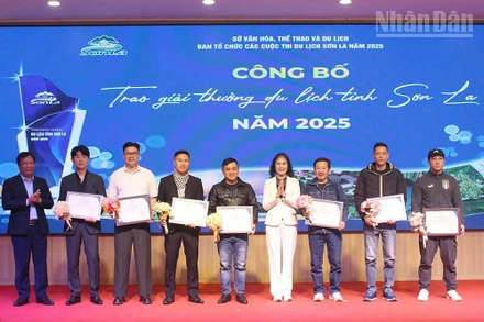 Ban Tổ chức trao giải ảnh đẹp Sơn La cho các tác giả.