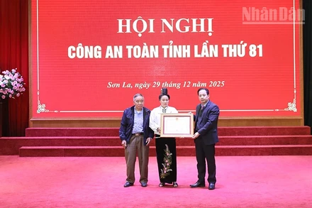 Bí thư Tỉnh ủy Sơn La Hoàng Văn Nghiệm chuyển trao Huân chương Bảo vệ Tổ quốc hạng Ba cho thân nhân gia đình đồng chí Lò Văn Tân, Tổ trưởng Tổ bảo vệ an ninh trật tự ở cơ sở xã Mường La.