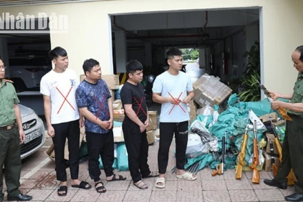 Các đối tượng (dấu X) cùng tang vật tại cơ quan Công an.