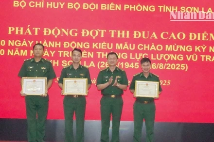 Đại tá Phạm Tùng Lâm, Chính ủy Bộ đội Biên phòng tỉnh Sơn La trao Bằng khen của Ban Chỉ đạo 389 Quốc gia cho các tập thể và cá nhân.