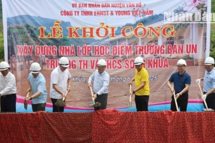 Các đại biểu thực hiện nghi lễ khởi công điểm trường bản Un, xã Song Khủa, huyện Vân Hồ.
