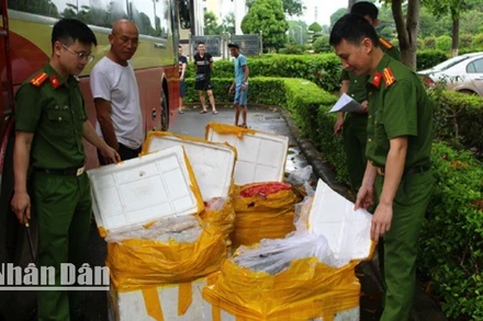 476kg nội tạng và các sản phẩm của động vật không rõ nguồn gốc được phát hiện trên xe khách biển kiểm soát 25F-002.09.