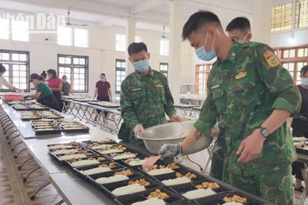 Hàng trăm suất ăn được Bộ đội Biên phòng và các lực lượng chuẩn bị cho các em học sinh xa điểm thi tại vùng biên giới Sốp Cộp, Sông Mã, tỉnh Sơn La.