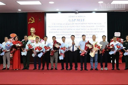 Đồng chí Lò Minh Hùng, Phó Bí thư thường trực Tỉnh ủy Sơn La tặng hoa chúc mừng các cơ quan báo chí Trung ương và địa phương.