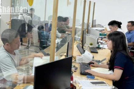 Trung tâm hành chính công thành phố Sơn La tập trung giải quyết thủ tục hành chính cho người dân trước khi vận hành mô hình chính quyền. (Ảnh: LAM GIANG)