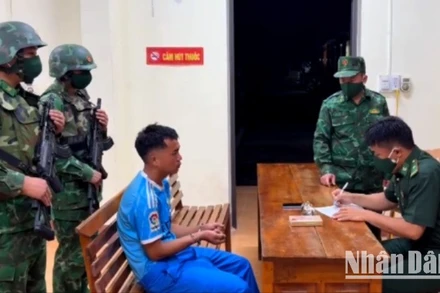 Lực lượng chức năng lấy lời khai đối tượng Giàng A Po.