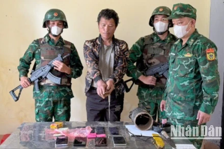 Đối tượng Vàng A Dénh cùng tang vật.