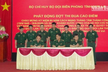 Đại diện các đơn vị ký kết giao ước thi đua.