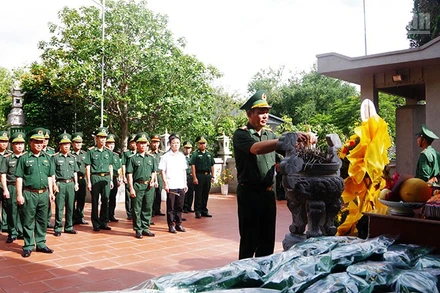 Ban Chỉ huy Bộ đội Biên phòng tỉnh Sơn La dâng hương tưởng niệm tại Đài tưởng niệm liệt sĩ Đồn Biên phòng Cửa khẩu Chiềng Khương.
