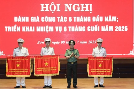 Thừa ủy quyền của Thủ tướng Chính phủ, Giám đốc Công an tỉnh Sơn La trao Cờ thi đua Chính phủ cho các tập thể có thành tích xuất sắc.