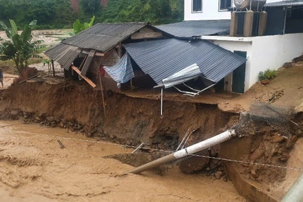 Mưa lũ trong đêm đã làm ảnh hưởng tới nhiều nhà người dân tại các bản của xã Mường Lầm (huyện Sông Mã cũ), tỉnh Sơn La. (Ảnh: THU QUỲNH)