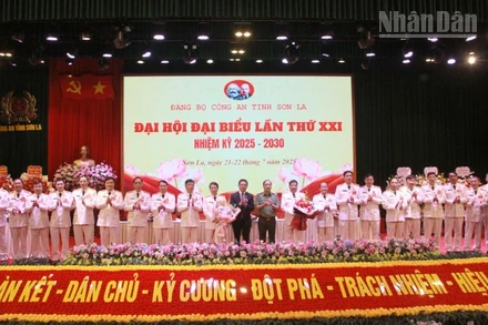 Lãnh đạo Bộ Công an và tỉnh Sơn La tặng hoa chúc mừng Ban Chấp hành Đảng bộ Công an tỉnh Sơn La khóa XXI, nhiệm kỳ 2025-2030.