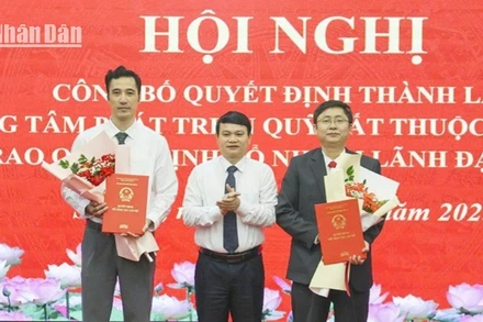 Đồng chí Đặng Ngọc Hậu, Phó Chủ tịch Ủy ban nhân dân tỉnh Sơn La đã trao quyết định về công tác cán bộ.