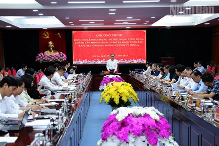 Đồng chí Lê Hoài Trung, Bí thư Trung ương Đảng, Chánh Văn phòng Trung ương Đảng làm việc với Ban Thường vụ Tỉnh ủy Sơn La.
